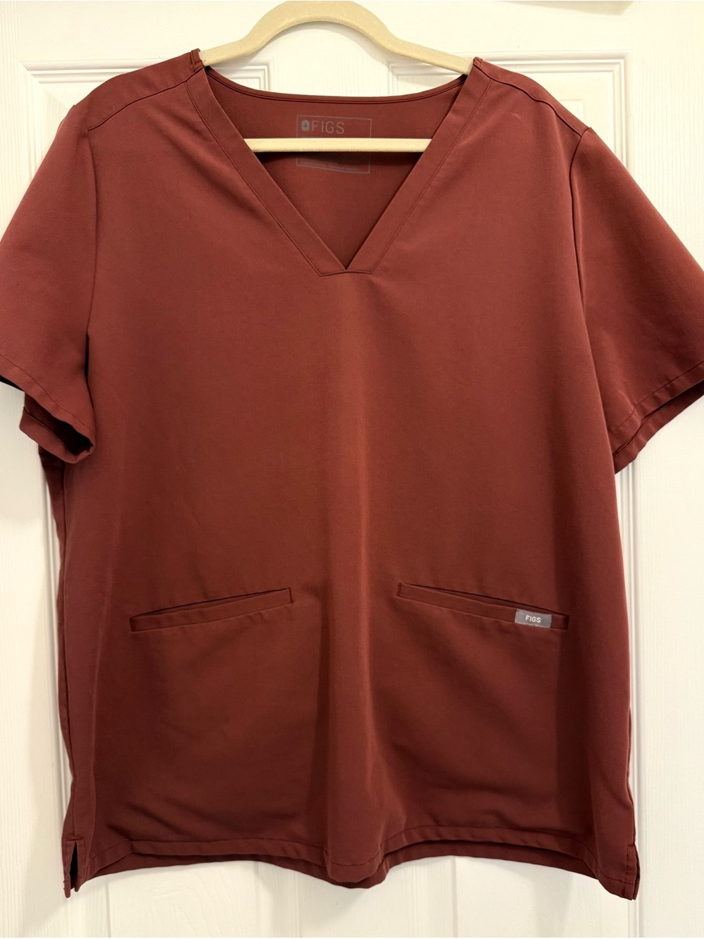 FIGS Women’s Size XXL V-Neck Scrub Top in Brick Red
